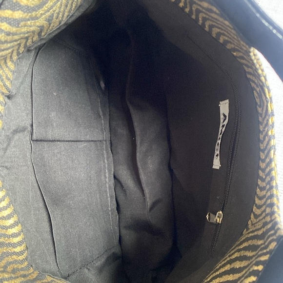 Amici Accessories retro clutch purse in gold metallic and black. - Picture 5 of 13